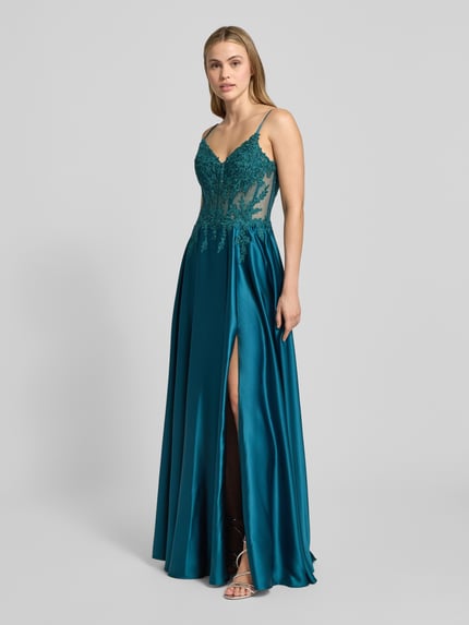 Vrouwenmodel draagt avondkleid uit satijn met kanten details van Luxuar, blauwe A-lijn maxijurk met loopsplit, semi-transparant, spaghettibandjes, voorkant volledige lichaamsopname.