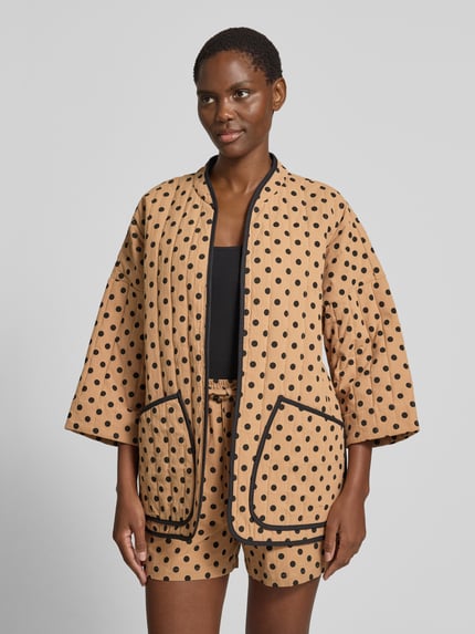 Frauenmodel trägt Jacke im Allover-Look Modell 'Lulu' von LOLLYS LAUNDRY aus Reine Baumwolle im Relaxed-Fit, 3/4-Arm, Ganzkörperansicht von vorne