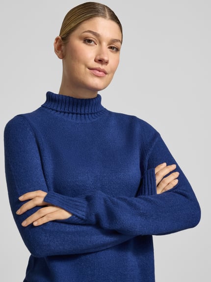 Frauenmodel trägt Rollkragenpullover mit breiten Rippabschlüssen von Jake*s Casual in Uni-Strickoptik, Struktur, Nahaufnahme Oberkörper.