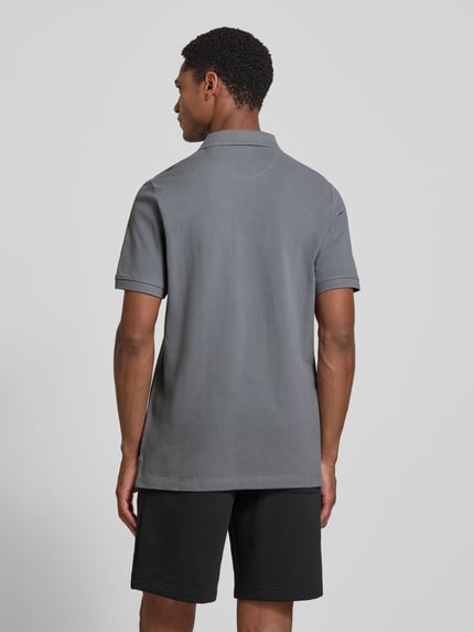 Männermodel trägt Regular Fit Poloshirt aus reiner Baumwolle von s.Oliver RED LABEL in Grau, glatte Textur, Ganzkörperansicht Rückansicht.