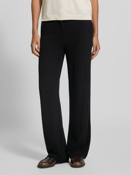 Frauenmodel trägt Fein strukturierte Hose aus Viskose von Christian Berg Woman in Schwarz, Regular Fit, mit Gesäßtaschen, Nahaufnahme Oberkörper.