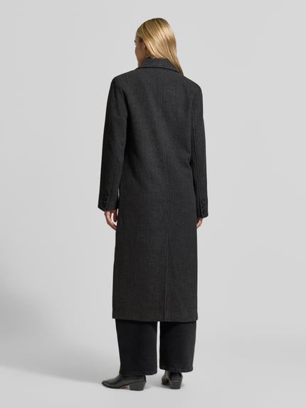Männermodel trägt Mantel aus Woll-Mix mit Reverskragen Modell 'Frannie' von My Essential Wardrobe, ciemnoszary kolor, krój regular fit, podwójny rząd guzików, patki kieszeni, długość tyłu w rozmiarze 36: 122 cm, szerokość ramion w rozmiarze 36: 42 cm, szerokość w klatce piersiowej w rozmiarze 36: 51 cm, długość rękawa w rozmiarze 36: 63 cm, widok całej sylwetki od tyłu
