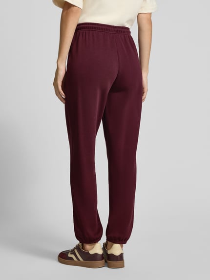 GANT Spodnie dresowe o kroju slim fit z naszywką z logo model ‘Tonal’ Bordowy 5