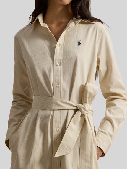 Vrouwenmodel draagt Tailliertes Hemdblusenkleid aus reiner Baumwolle van Polo Ralph Lauren, uni kleur, getailleerd fit, midi, logo-stiksel, katoenen textuur, lange mouw, knoopsluiting, ceintuur, borststuk close-up.