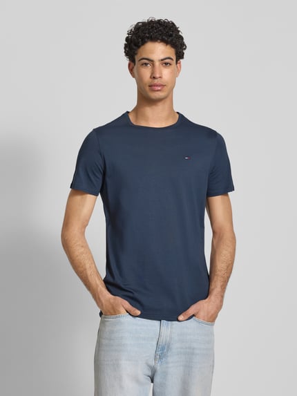 Männermodel trägt T-Shirt in Melange-Optik von Tommy Jeans in Dunkelblau, reine Baumwolle, Rundhalsausschnitt, Nahaufnahme Oberkörper.