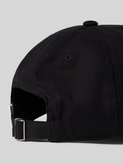 Produktfoto, schwarze Cap aus reiner Baumwolle Modell 'YENAAS' von ARMEDANGELS für Herren, sichtbare Struktur, silberne Metallschnalle, Nahaufnahme Rückansicht.