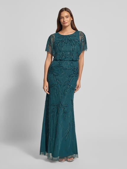 Frauenmodel trägt Abendkleid mit Perlen und Pailletten von Christian Berg Cocktail in Petrol, Maxikleid mit tailliertem Schnitt, Ganzkörperansicht von vorne.