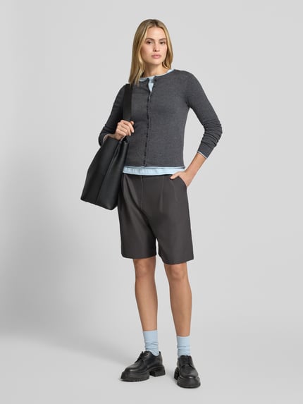 Frauenmodel trägt Strickjacke mit Rundhalsausschnitt Modell 'LUCCAPK' von MANGO, dunkles Grau, Baumwoll-Mix, Knopfleiste, Slim Fit, Ganzkörperansicht von vorne.