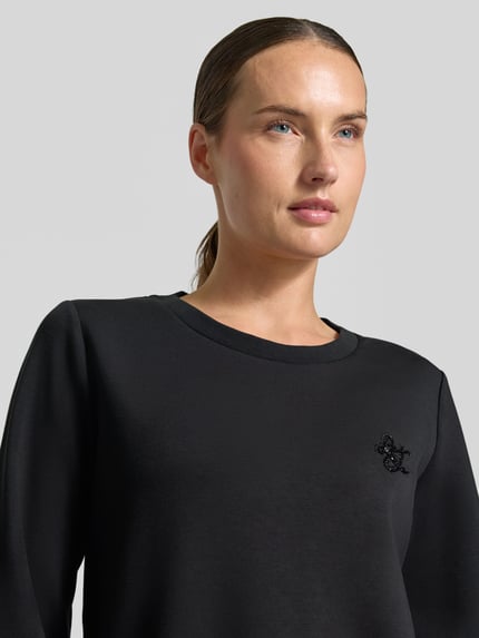 Vrouwenmodel draagt zwart Relaxed Fit Sweatshirt uit viscosemix Model 'Felpa' van Liu Jo met siersteentjes, dames, Nahaufnahme Oberkörper