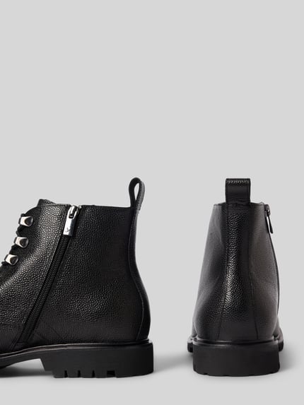 Produktfoto, czarne Boots aus echtem Leder Modell 'VENTON' von LLOYD, zaokrąglony krój, sznurowanie, pętla do przeciągania, podeszwa z bieżnikiem, wysokość obcasa w rozmiarze 44: 3 cm, wysokość cholewki w rozmiarze 44: 13 cm, szerokość w rozmiarze 44: 10 cm, faktura z wyraźnym ziarnem