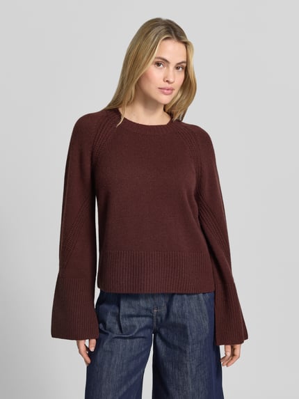 Frauenmodel trägt Pullover mit ausgestelltem Ärmel Modell 'Maple' von Joseph in unifarbenem, feinstrukturiertem Strick, Regular Fit, Nahaufnahme Oberkörper.