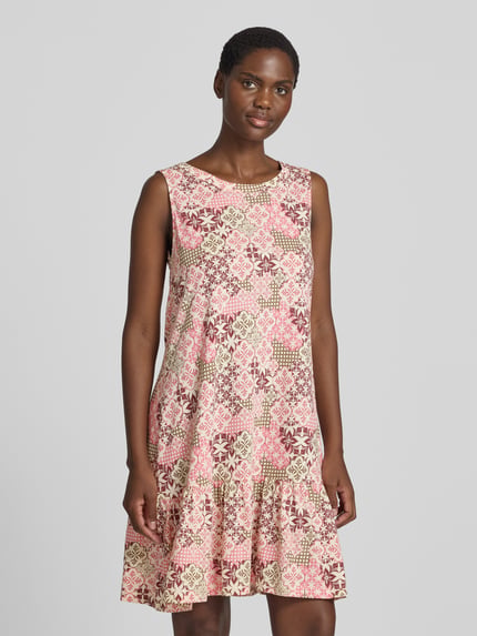Vrouwenmodel draagt Relaxed Fit vrijetijdsjurk uit mix van katoen en modal van s.Oliver RED LABEL, roze met patronen, Ganzkörperaanzicht van voren.