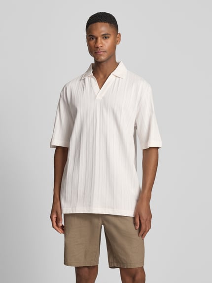 Männermodel trägt Relaxed Fit Poloshirt mit Strukturmuster Modell 'DALIBO' von HUGO, Optik: Unifarben, reine Baumwolle, Ganzkörperansicht von vorne.