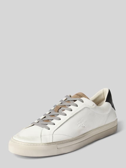 Produktfoto, Sneaker met motief in reliëf van La Martina, afgerond model, vetersluiting, labeldetail, gestructureerde zool, hakhoogte maat 44 3 cm, schachthoogte 8 cm, schachtbreedte 10 cm, wit met beige en zwart, sneakers