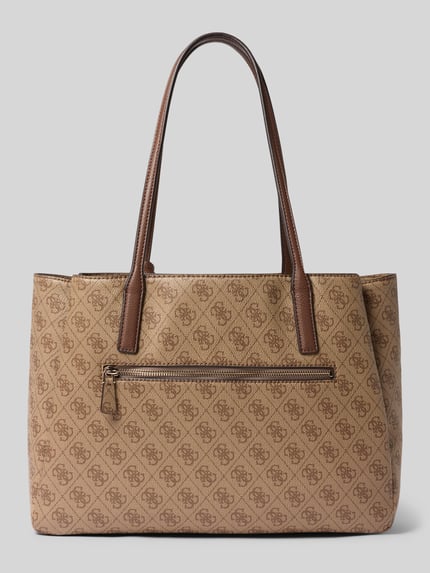 Produktfoto, Handtasche in Leder-Optik Modell 'NOELLE' von GUESS, beige-braunes Muster, Logo-Detail, strukturierte Oberfläche, langer Schulterriemen