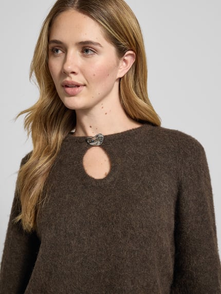 Frauenmodel trägt Relaxed Fit Pullover aus Woll-Mix mit Alpaka-Anteil Modell 'LULU' von Selected Femme, Melange-Optik, Strick, Nahaufnahme Oberkörper.