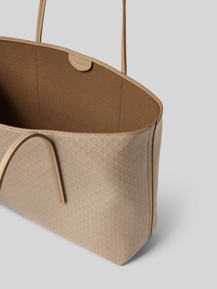 Produktfoto, Tote Bag mit Allover-Logo-Print van CK Calvin Klein, beige kleur, open hoofvak, smalle draagbanden, reliëflogo, 40x28x13 cm, schouderriem 68 cm.