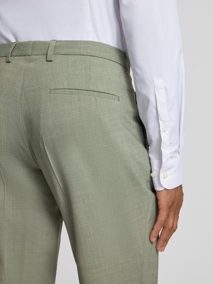 Mężczyznę model prezentuje Straight Fit Stoffhose aus Schurwoll-Mix Modell 'Paco' od CG - Club of Gents, zielony, widoczne kieszenie i faktura, detal z tyłu, z kontekstem elastyczny materiał, kieszenie tylne i boczne, szerokość w rozmiarze 50: 44 cm, długość nogawki wewnętrznej 79 cm, widok na tył w zbliżeniu.