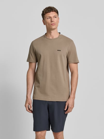 Männermodel trägt Regular Fit T-Shirt aus Baumwoll-Piqué Modell 'TS_PIQUE' von BOSS Green in Optik: Unifarben, Label-Stitching-Applikation, Rundhals, Kurzarm, Materialverarbeitung: Piqué, reine Baumwolle, Ganzkörperansicht von vorne.