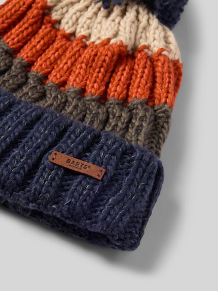 Produktfoto, Mütze mit Bommel Modell 'WILHELM BEANIE' von Barts, mehrfarbig in Strickoptik mit Zopfmuster, Label Patch, Effektgarn, Melange-Struktur.