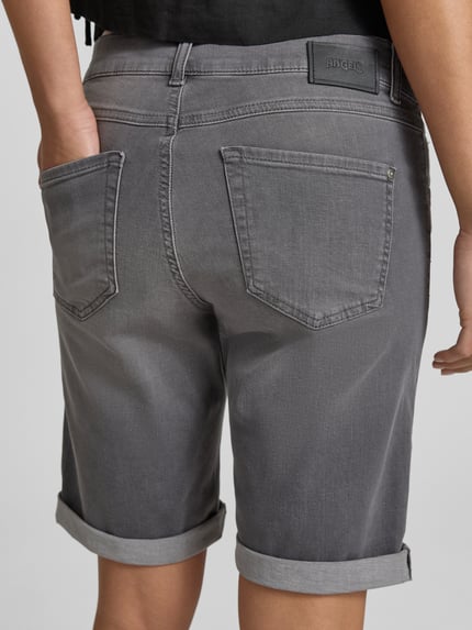 Vrouwenmodel draagt Jeansshorts met Eingrifftaschen van Angels, grijs, mix van katoen en elastaan, regular fit, omslag, steekzakken, binnenbeenlengte maat 36: 27 cm, bandwijdte maat 36: 39 cm, ganzkörperansicht achteraan.