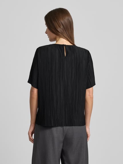 Frauenmodel trägt Relaxed Fit Kurarzm Bluse mit Rundhalsausschnitt Modell 'Uma' von Samsøe Samsøe, elastischer Material-Mix, Schwarz, Rückenlänge 58 cm, strukturierte Oberfläche, Ganzkörperansicht Rückansicht.