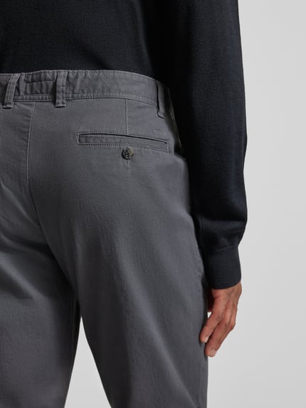 Männermodel trägt Stoffhose mit Gesäßtaschen von MCNEAL aus Baumwoll-Elasthan-Mix in Grau, Gerader-Schnitt, Detailaufnahme Gesäß.