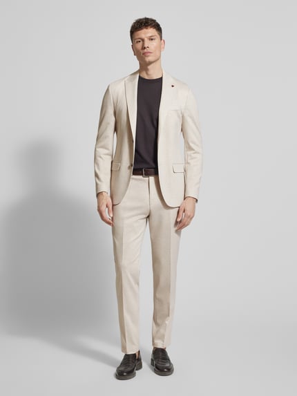 Männermodel trägt Regular Fit Blazer aus Viskose-Mix mit Zierbesatz von Roy Robson in Beige, schlichtes Design, Ganzkörperansicht von vorne.