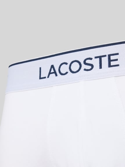 Produktfoto, Trunk aus Baumwoll-Mix im 3er-Pack von Lacoste, Herren Boxershorts mit weißem Stoff und blauen Schriftzügen auf dem Bund