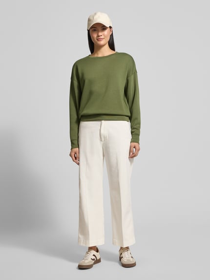 Vrouwenmodel draagt Sweatshirt uit viscosemix met ronde hals Modell 'Ima' van MSCH Copenhagen, relaxed fit, groen, witte broek, volledige lichaamsvoorzijde.