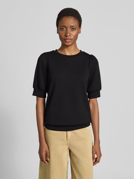 Vrouwenmodel draagt sweatshirt met ballonmouwen van Soyaconcept, Materiaalmix met stretch, los model, ronde hals, halflange mouwen, Model 'BANU', voorkant, Ganzkörperansicht van voren.