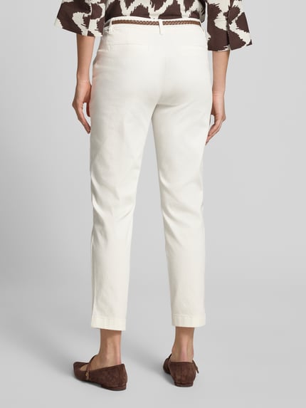 Frauenmodel trägt Hose mit Gesäßtaschen und Gürtel von Comma in Creme, Baumwoll-Mix mit Stretch-Anteil, Regular-Fit, Ganzkörperansicht Rückansicht.