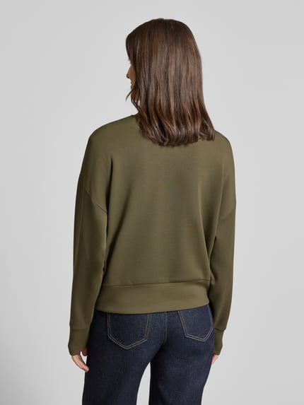 Vrouwenmodel draagt MOS MOSH sweatshirt van viscosemix met stretch, relaxed fit, model 'CELLI', ronde hals, donkergroen, achterkant zicht, Ganzkörperansicht Rückansicht.