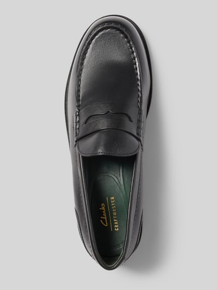 Produktfoto, Loafers aus Leder Modell 'CraftJames' von Clarks, glatte schwarze Oberfläche, abgerundete Spitze, Damenmodell, Detailaufnahme, Echtes Leder, Schlupfform, 3 cm Absatzhöhe, 7 cm Schafthöhe, 13 cm Schaftweite.