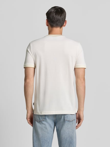 Männermodel trägt weißes Regular Fit T-Shirt aus reiner Baumwolle Modell 'H-THOMPSON 81' von BOSS, Herren T-Shirt, Ganzkörperansicht Rückansicht.