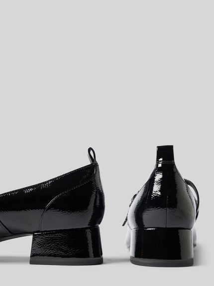 Produktfoto, Pumps in Lackleder-Optik von Tamaris in glänzendem Schwarz mit Blockabsatz, glatter Oberfläche, Hintergrund hellgrau, Damen Pumps von Tamaris