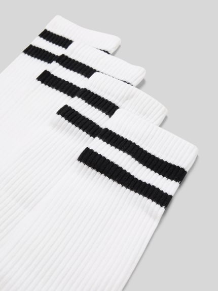 Produktfoto, Socken z zestawu 4 szt. Socken mit Label-Detail im 4er-Pack von MCNEAL z mieszanki bawełny ekologicznej, elastyczne ściągacze, biało-czarne paski, tekstura prążkowana.