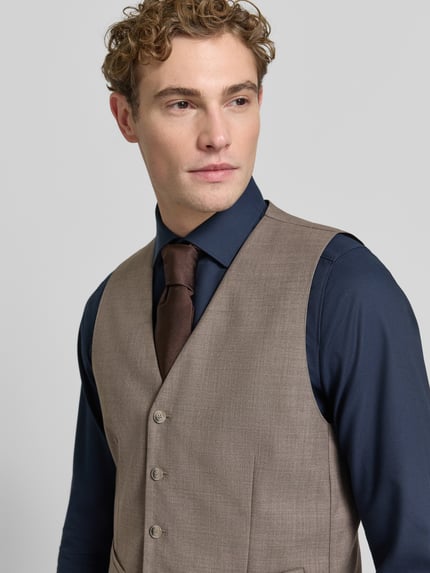 Männermodel trägt Regular Fit Anzugweste aus Wolle mit Paspeltaschen von HECHTER PARIS in Beige mit feinem Webstruktur-Muster, Nahaufnahme Oberkörper.