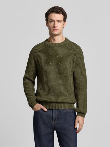 Männermodel trägt Pullover mit Raglanärmeln Modell 'KIAANO' von ARMEDANGELS, melierte Strickoptik, Rundhals, gerippte Abschlüsse, Ganzkörperansicht von vorne.