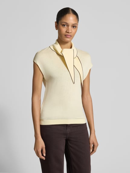 Frauenmodel trägt Blusenshirt aus Viskose-Mix mit V-Ausschnitt Modell 'BERT' von Mango, Regular Fit, Allover-Look, Ganzkörperansicht von vorne.