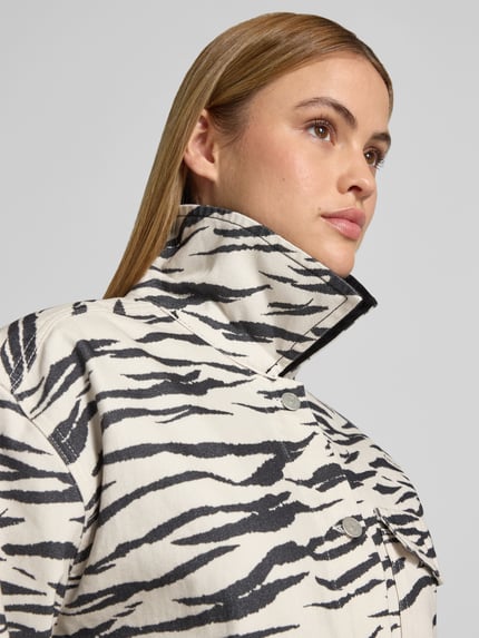 Kobiece modelka nosi Jeansjacke mit Allover-Animal-Print von Lala Berlin z bawełny, krój relaxed fit, nakładane kieszenie, listwa guzikowa, zbliżenie na górną część.