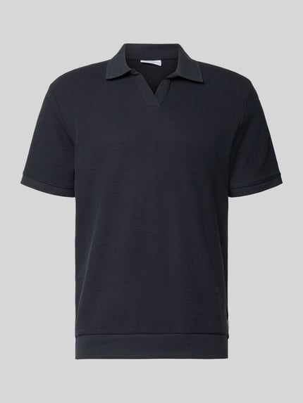 Produktfoto, Comfort Fit Poloshirt mit V-Ausschnitt von Lindbergh aus Reine Baumwolle mit Strukturmuster, Label-Detail, dunkle Farbe.