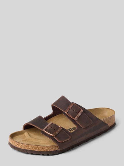 Produktfoto, Slides aus echtem Leder mit breiten Riemen Modell 'ARIZONA' von Birkenstock, braune Farbe, profilierte Sohle, 3 cm Absatz, Dornschließe, abgerundete Form