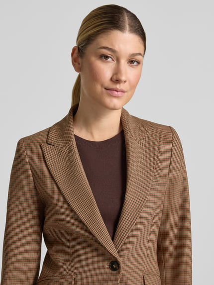 Frauenmodel trägt Blazer mit Reverskragen und Pattentaschen Modell 'GAMBERO' von Marella, feines Karomuster, Nahaufnahme Oberkörper.