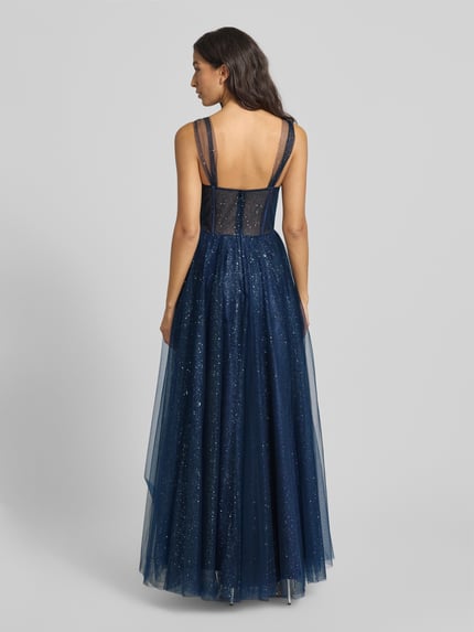 Frauenmodel trägt Schimmerndes Abendkleid in semitransparenter Optik von Hey Kyla mit Tüll, taillierter Schnitt, Maxikleid, Corsagenkleid, Rückenlänge bei Größe 36 149 cm, Brustweite 38 cm, ganzkörperansicht Rückansicht.