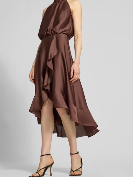 Kobiece model prezentuje Neckholder-Cocktailkleid mit Volants von Swing, satyna, linia a, sukienka midi, brązowa, falbany, długość tyłu w rozmiarze 36: 125 cm, szerokość w rozmiarze 36: 34 cm, widok z przodu, ujęcie całej sylwetki.