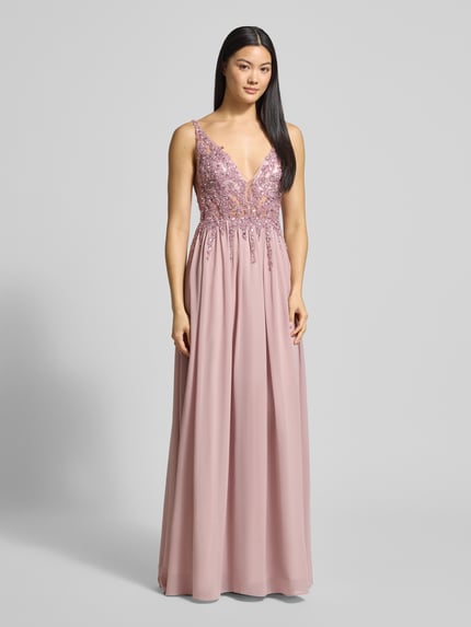 Vrouwenmodel draagt avondkleid met ziersteinen van Mascara, lichtroze, V-hals, mouwloos, taillering, dubbellaagse rok, voorkant totaalbeeld.