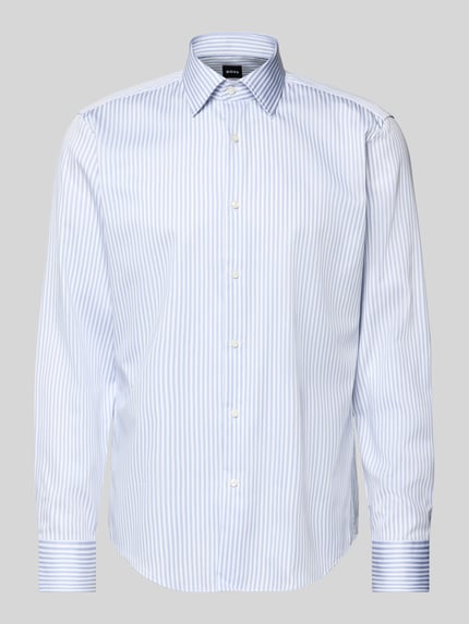 Produktfoto, Regular Fit Businesshemd aus reiner Baumwolle Modell 'JOE' von BOSS, feines blau-weißes Streifenmuster, Kentkragen, glatte Textur.