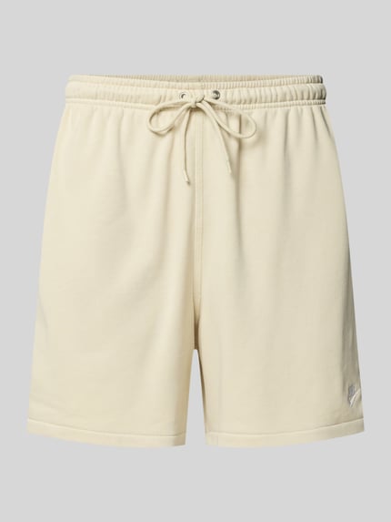 Produktfoto, Shorts mit Label-Stitching und elastischem Bund von Nike aus Baumwoll-Mix in Beige, Relaxed-Fit, mit Tunnelzug, glatte Oberfläche.