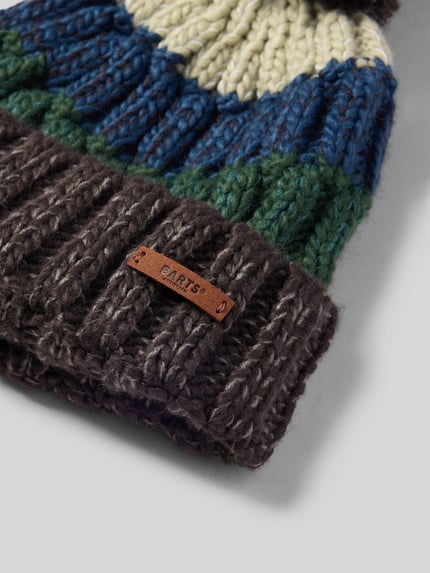Produktfoto, Mütze mit Bommel Modell 'WILHELM BEANIE' von Barts in mehrfarbiger Strickoptik mit Melange und Strukturmuster, Label Patch sichtbar.